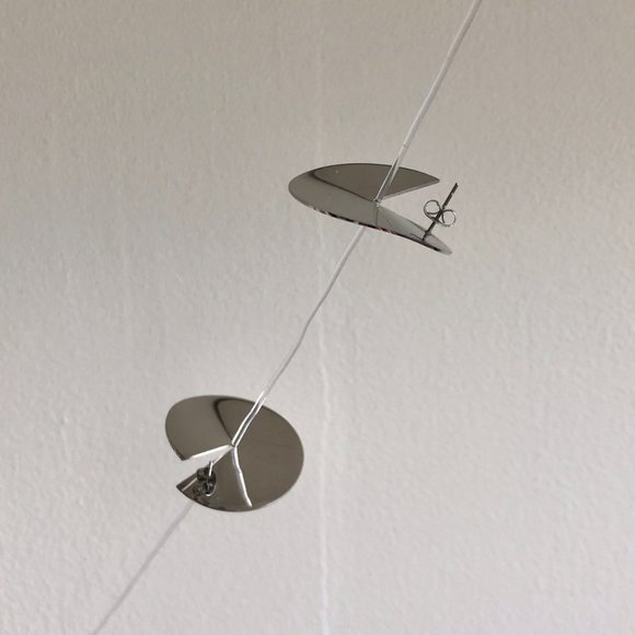 THE PAPERCUT DISC EARRING - Picture 2 of 5